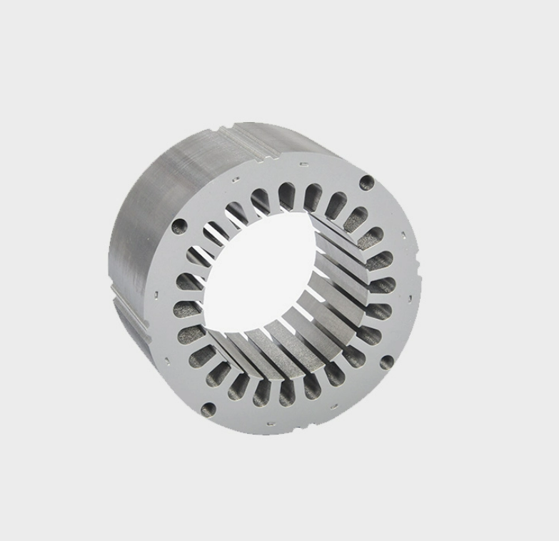 在感应电机中使用电工钢合金部件有哪些主要优点？